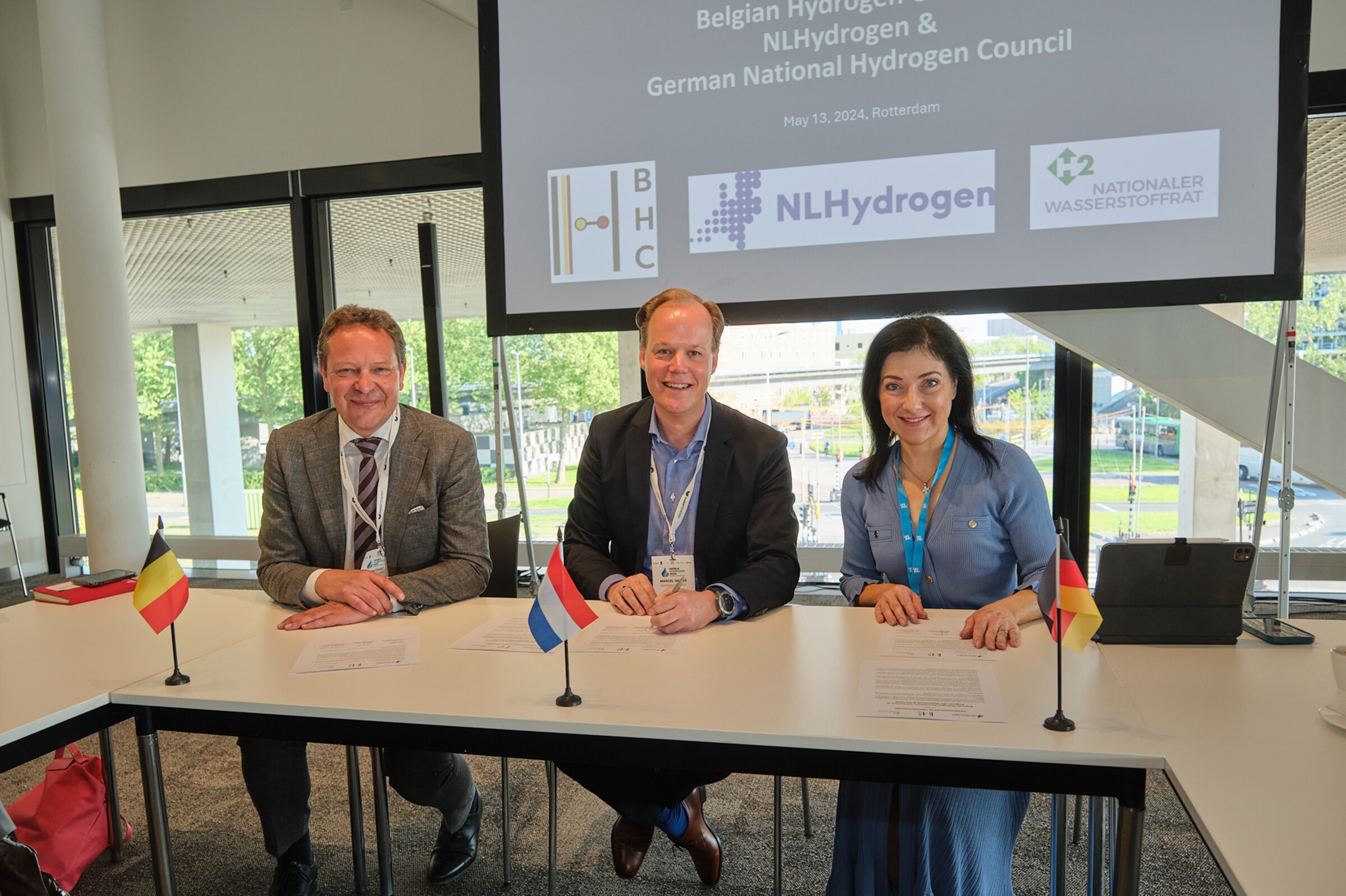 Signing of the MoU: Tom Hautekiet, chairman Belgian Hydrogen Council - Marcel Galjee, chairman NLHydrogen - Katherina Reiche, chairwoman German Nationaler Wasserstoffrat.